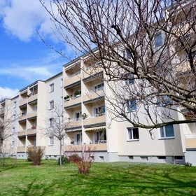 Teilsanierte Wohnung direkt am Großen Garten! Balkon und Stellplatz!