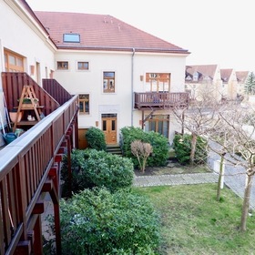 Balkon! Top gepflegte 2-Zimmer-Wohnung im sanierten Gutshof im idyllischen Dorfkern!