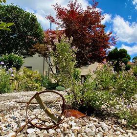 Wohlfühloase mit hochwertig angelegtem Garten und Sauna! Zeitnah beziehbar!