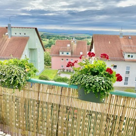 DG Wohnung mit 3 Balkonen in alle Richtungen für einen tollen Ausblick! Aufzug! Stellplatz!