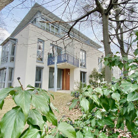 Bezugsfreie Erdgeschosswohnung mit Fußbodenheizung, Terrasse u. Gartenanteil!