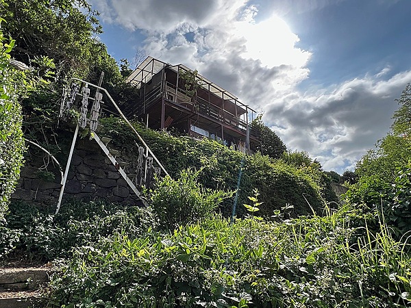 Blick auf das Haus von unten