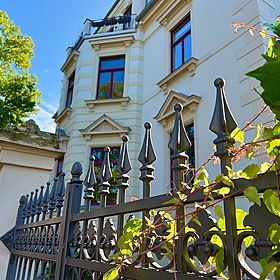 BEGEHRTE LAGE! Exklusive Maisonette-Wohnung mit eigenem Garten!