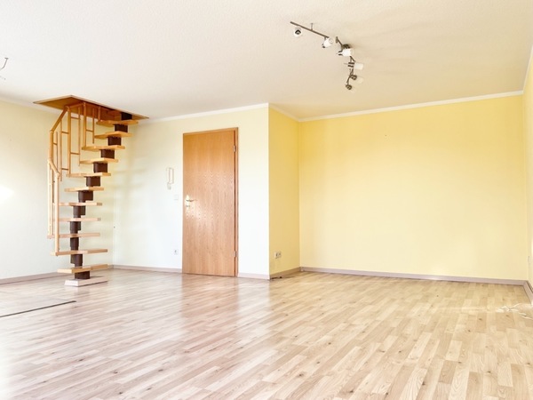 Wohnzimmer mit Treppe in DG