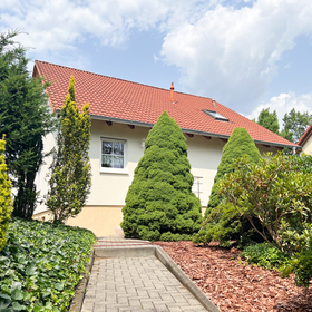 Einfamilienhaus in idyllischer Lage! Schöner Garten und Garage!