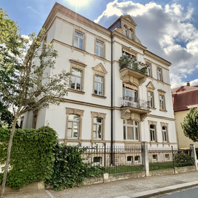 Atemberaubende Penthousewohnung in denkmalgeschützter Villa!