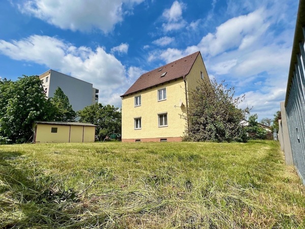 Seitliche Ansicht mit Garten