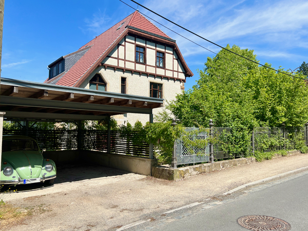 Villenansicht mit Doppelcarport