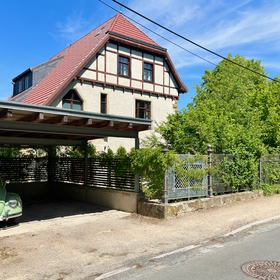 Villenansicht mit Doppelcarport