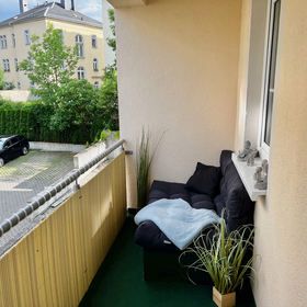 FREIE 2-Zimmer-Wohnung mit Balkon und TG-Stellplatz! Aufzug!