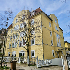 Beziehbare 2-Zimmer-Wohnung mit Balkon, Aufzug, TG, EBK in zentraler Lage!