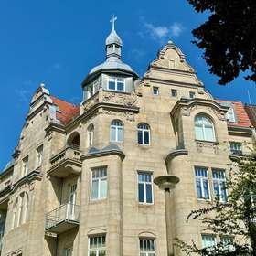 Historisches Juwel: Geräumige 3-Zimmer-Wohnung! Zwei Balkone! Aufzug! Begehrte Lage!