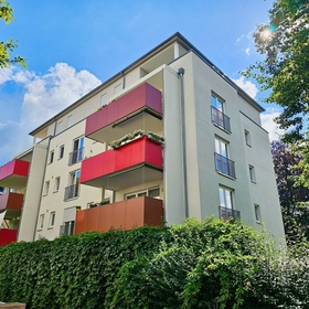 Freie 1-Zimmer Wohnung! Balkon! EBK! 1. OG mit Aufzug - Ideal für Singles oder Investoren!