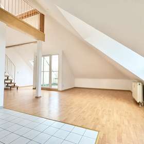 Freie Maisonette-Wohnung mit offenere Galerie! EBK! Terrasse! Stellplatz!