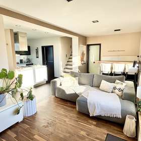 Bezugsfreie, hochwertig möblierte Maisonette-Wohnung! Klimaanl.! FBH! Terrasse! Fahrstuhl! TG!