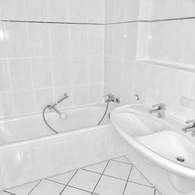 Bad mit Wanne, WC, WM-A.