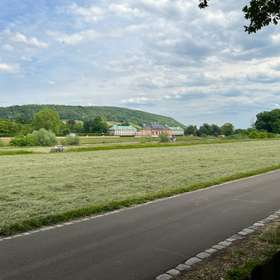 Elberadweg und Schloß Pillnitz