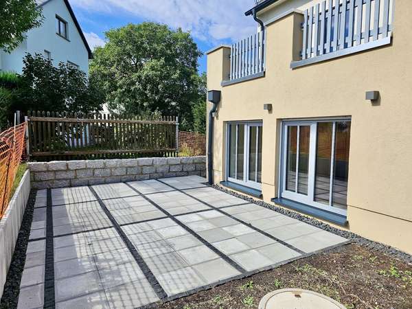 Terrasse mit Pflanzstreifen