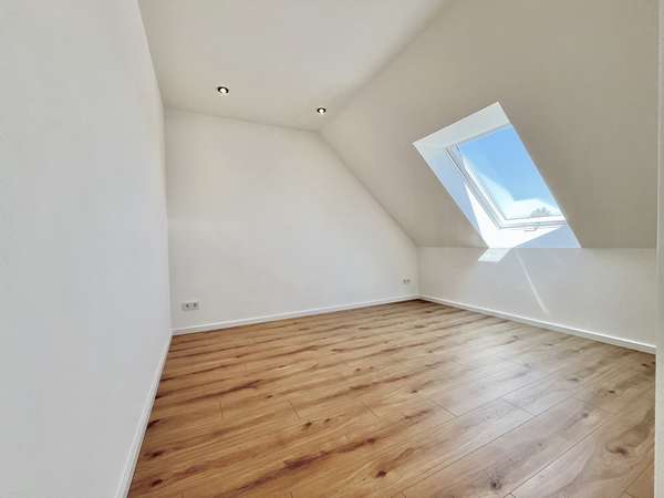 Schlafzimmer mit Ankleide DG