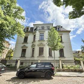 BEGEHRTE LAGE! Stilvolle, freie 4-Zimmer-Wohnung in familiärer Altbauvilla!