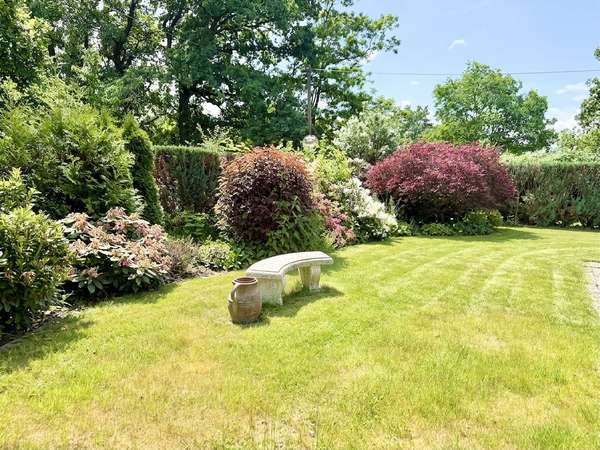 Garten mit Sitzmöglichkeit