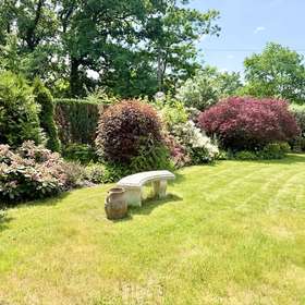 Garten mit Sitzmöglichkeit