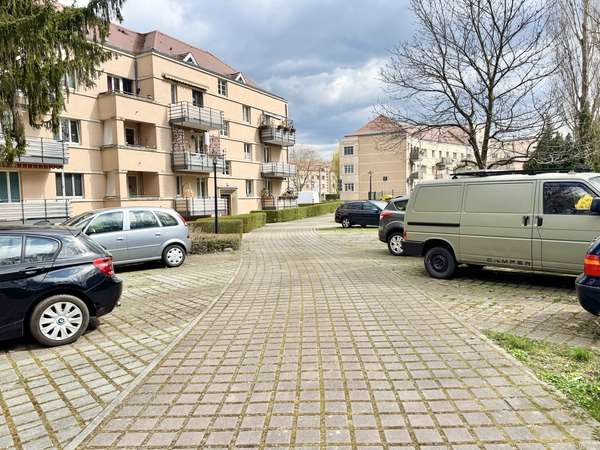 Hinterhof mit Parkplätzen