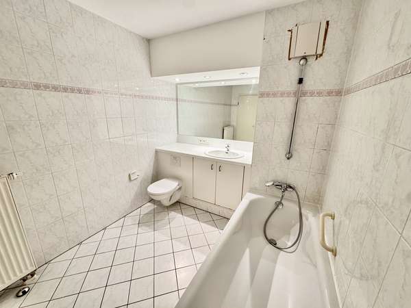 Bad mit Wanne + WM-Anschluss