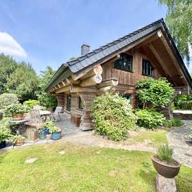 Grüner Luxus – Naturstammhaus mit eigenem Gartenparadies & Tinyhaus