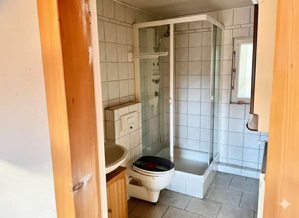 Bad mit Dusche und WC