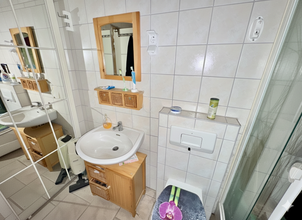 Bad mit Dusche und WC