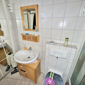 Bad mit Dusche und WC