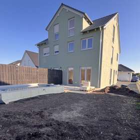 Rückansicht mit Pool und Terrasse