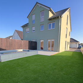 Rückansicht mit Pool und Terrasse - Visualisiert nach Grassaat