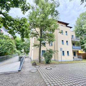 Bezugsfertige, helle 3-Zimmerwohnung im Hinterhaus! Balkon! Tageslichtbad! Außenrollläden!
