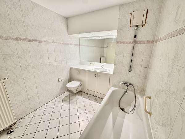 Bad mit Wanne + WM-Anschluss