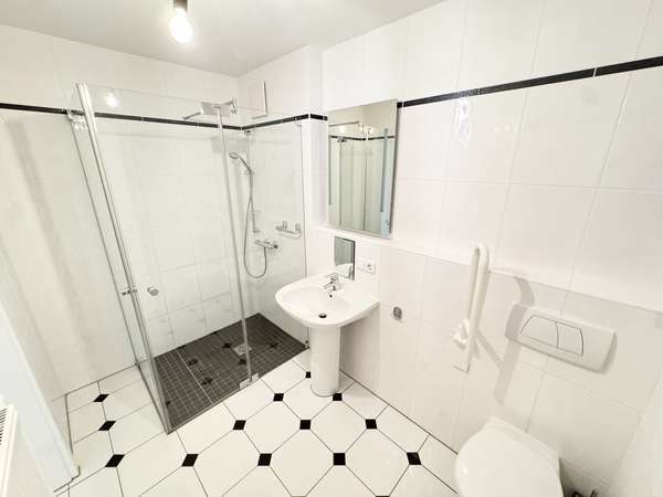 Bad mit Dusche u. WM-Anschluss