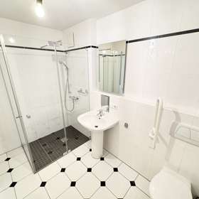 Bad mit Dusche u. WM-Anschluss