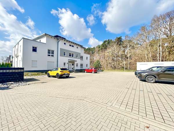 Hausansicht frontseitig mit Parklplatz