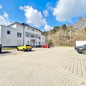 Hausansicht frontseitig mit Parklplatz