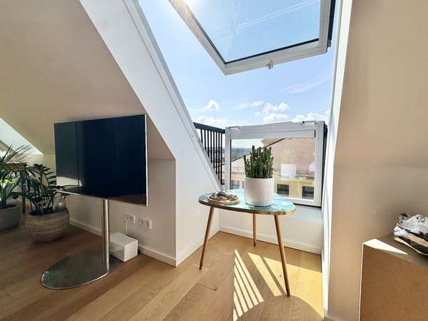 Schlafzimmer mit Balkonfenster