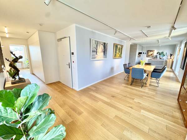 Überblick Essbereich und Flur