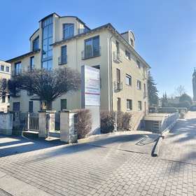 Beziehbare 4-Zimmerwohnung - Nähe Großer Garten! Balkon! Aufzug! 2 x TG! Gäste-Bad!