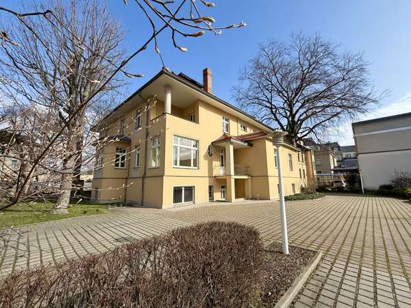 Hinteransicht + Parkplätze