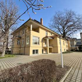 Hinteransicht + Parkplätze