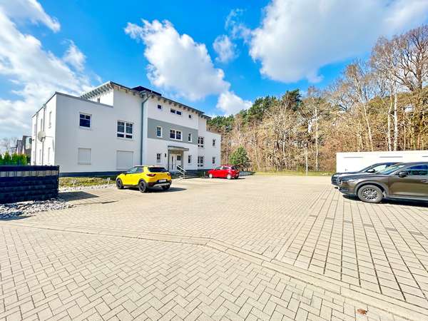 Hausansicht frontseitig mit Parklplatz